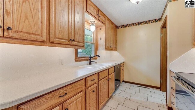 Building Photo - 3 bedroom, 1.5 bath, 2 car garage - Great ...
