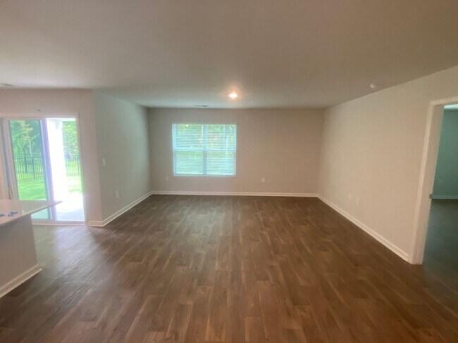 Building Photo - Introducing this beautiful like new 3 bed 2 bath home located in the Windsong II S/D. in Rincon, GA!
