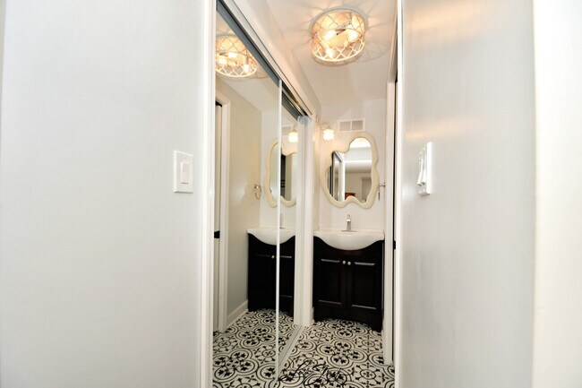 Building Photo - 635 E Prairie Ave