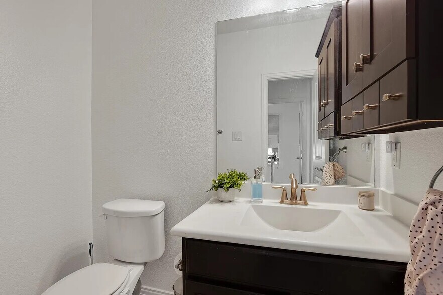 Building Photo - Room in House on Rancho Verde Dr