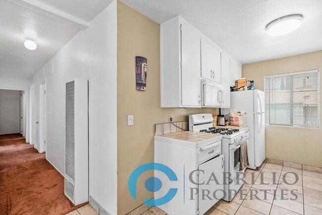 Building Photo - 3964 Manzanita Dr