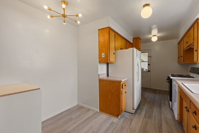 Building Photo - Charming Mid-Century 3-Bedroom Home in Win...