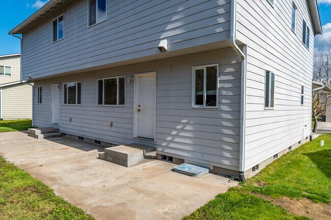 Building Photo - 1245-1431 NW Falls Creek Lp