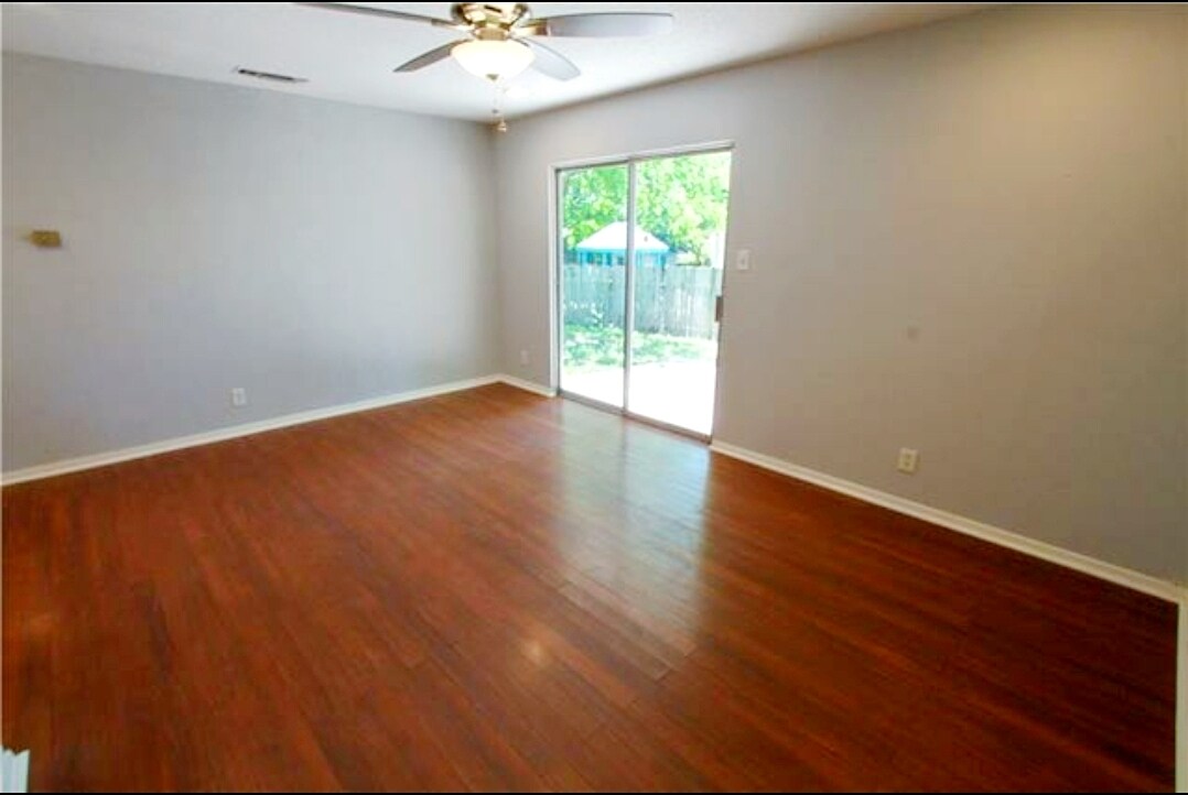 Building Photo - 9805 Dallum Dr
