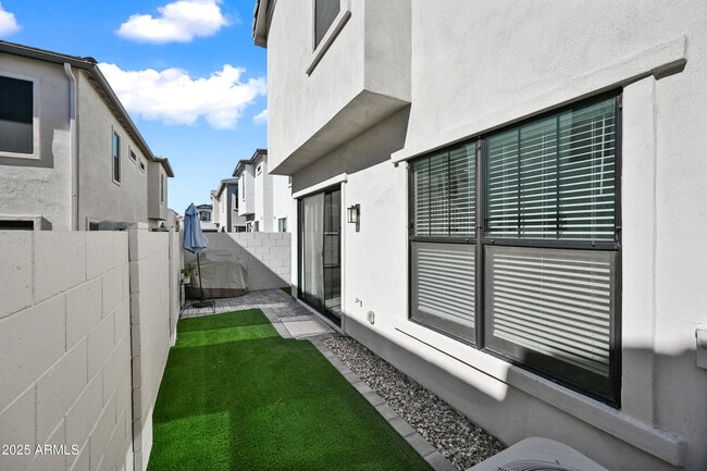 Building Photo - 4827 E Village Dr