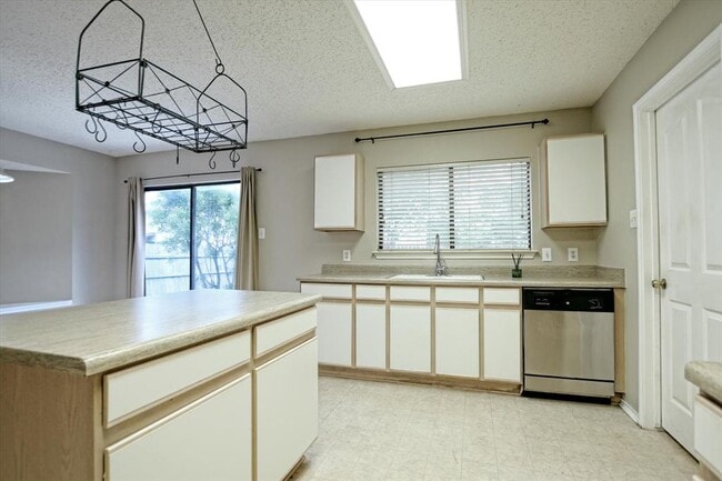 Building Photo - 1353 Lakeside Loop