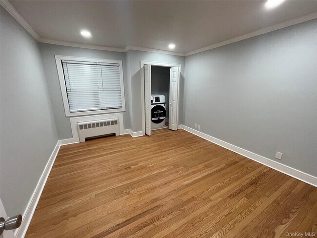 Building Photo - 411 E Walnut St