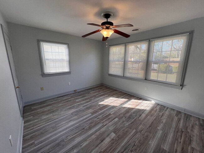 Building Photo - 109 Sharyn Ln