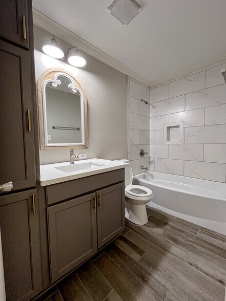 GUEST BATH - 5310 Astoria Dr