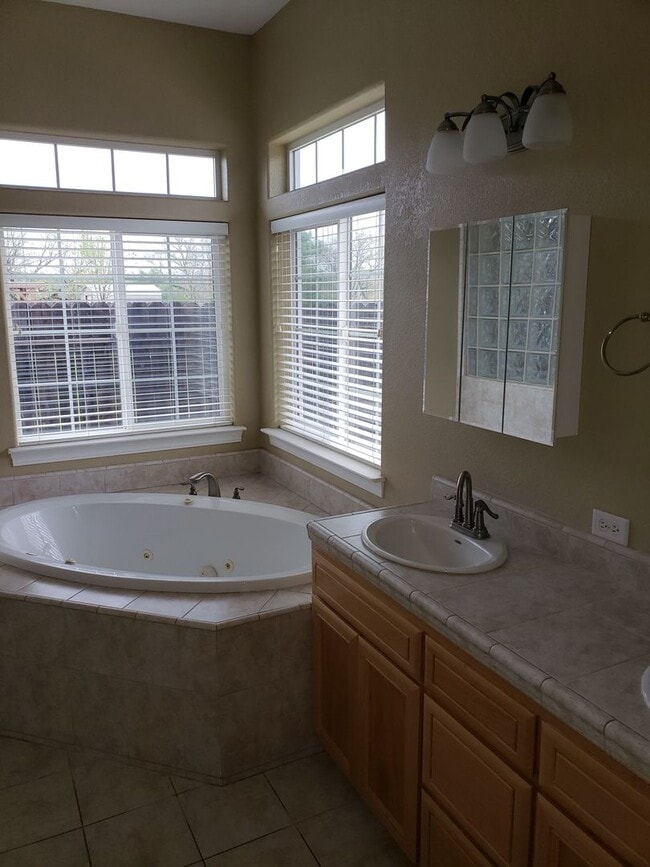 Building Photo - LARGE 3 BED 2 BATH HOUSE IN LAKE CALIFORNIA