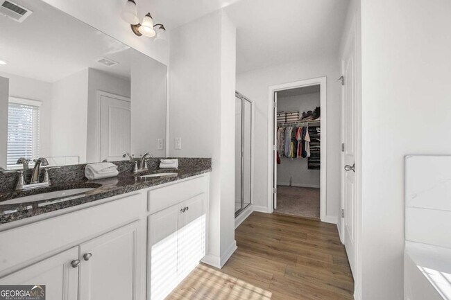 Building Photo - 925 Lakehaven Ln