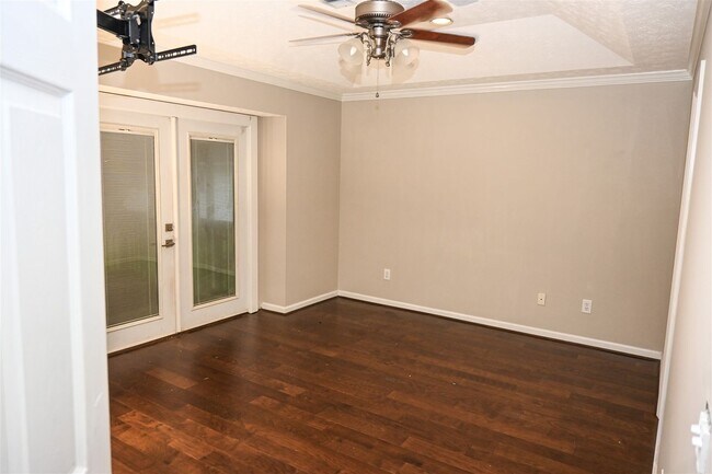 Building Photo - 332 W Pine Dr