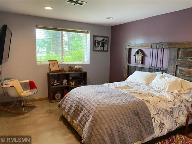 Building Photo - 1952 Oak Knoll Dr