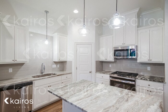 Building Photo - 6542 Roux Dr