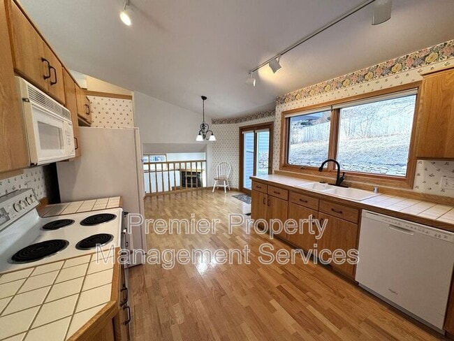 Building Photo - 4041 Pine Cove Rd