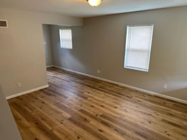 Building Photo - 4bedroom Home