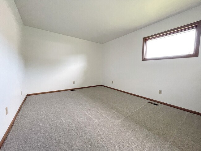 Building Photo - 150-154 Meadows Cir
