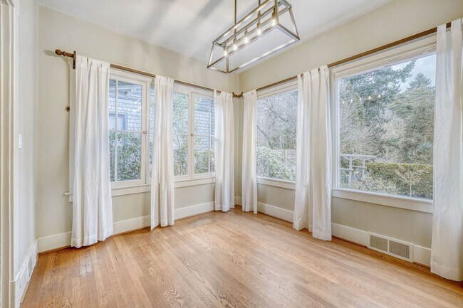 Building Photo - Montlake/Madison Park Area | Remodeled 3 Bed + Bonus Spaces | Arboretum Access