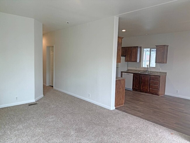 Building Photo - 220 S Elk St