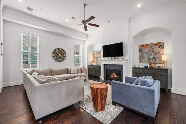 Building Photo - 816 Ennis St