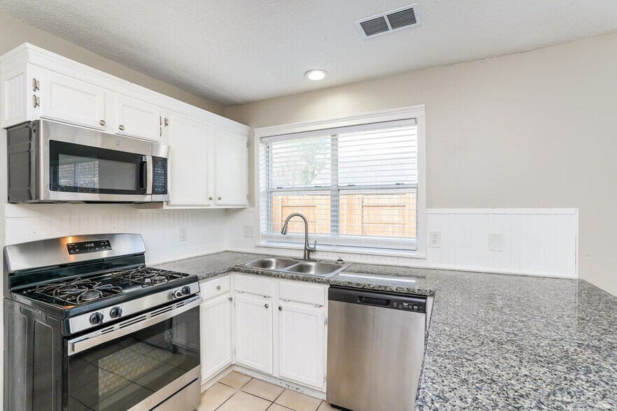 Building Photo - 18162 Holly Green Dr