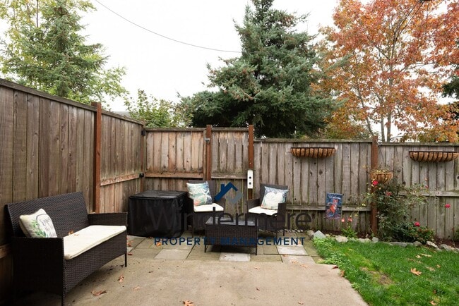 Building Photo - 3 Bed 2.5 Bath Townhome