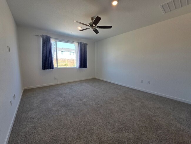 Building Photo - 3 bedroom 2 bathroom home with Solar and y...