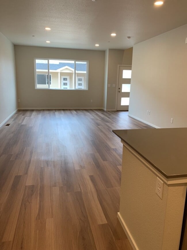 Building Photo - 3 Bed / 2.5 Bath Townhome with Attached Garage in NE Ft. Collins