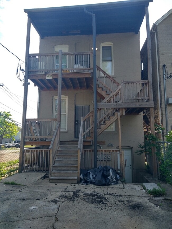 Building Photo - 209 S Albany Ave