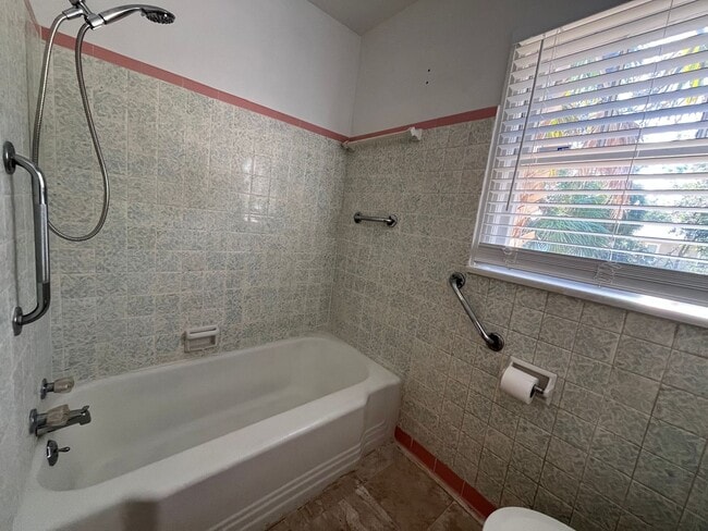 Building Photo - Charming Vintage Home on 3 City Lots near football stadium Live Oak, FL