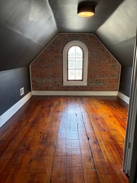 Building Photo - 586 S 9th St