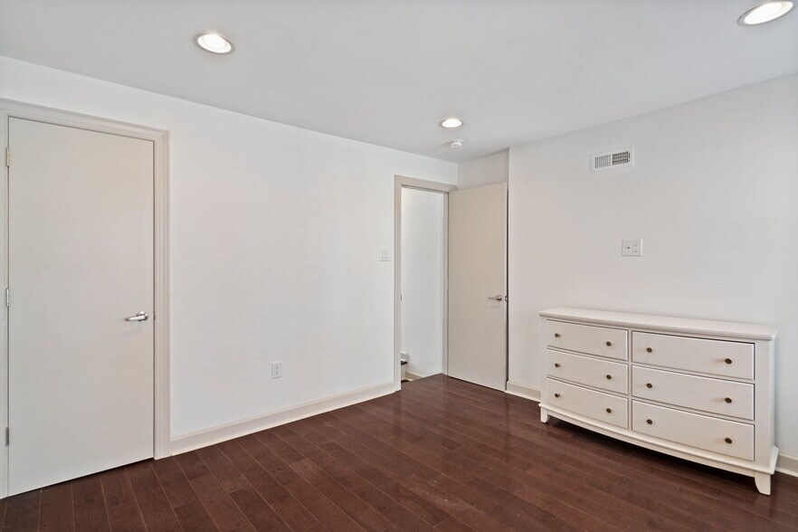 Building Photo - 710 Clymer St