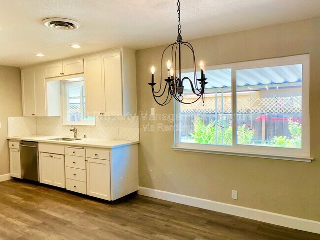 Building Photo - 3653 N Shirley Ave