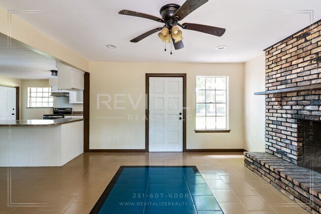 Building Photo - Beautiful Renovated 3 Bedroom/1 Bathroom H...