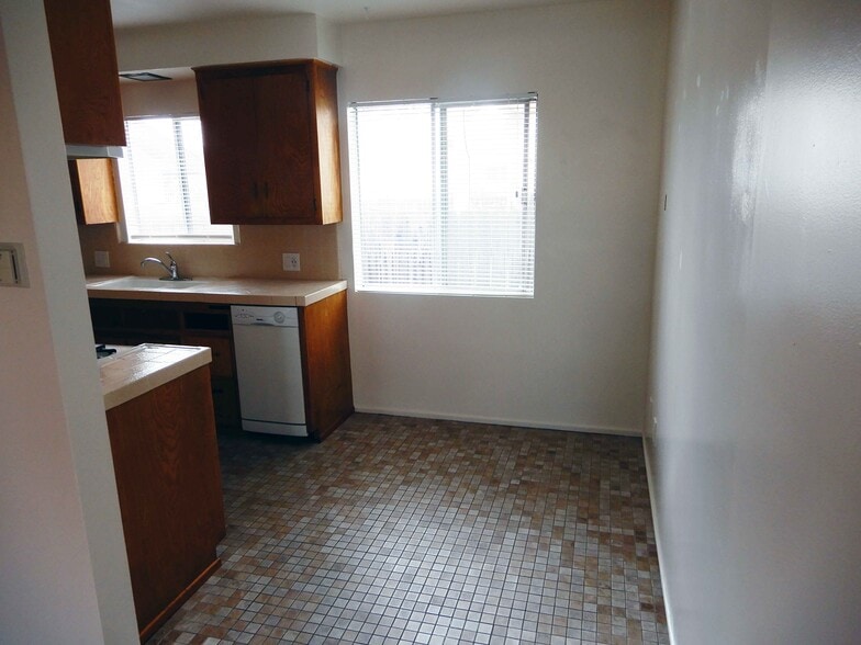 Building Photo - 5326 Lincoln Ave