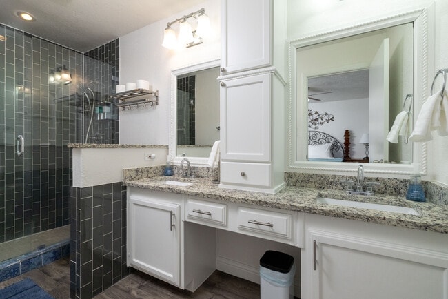 Building Photo - 864 Warwick Dr