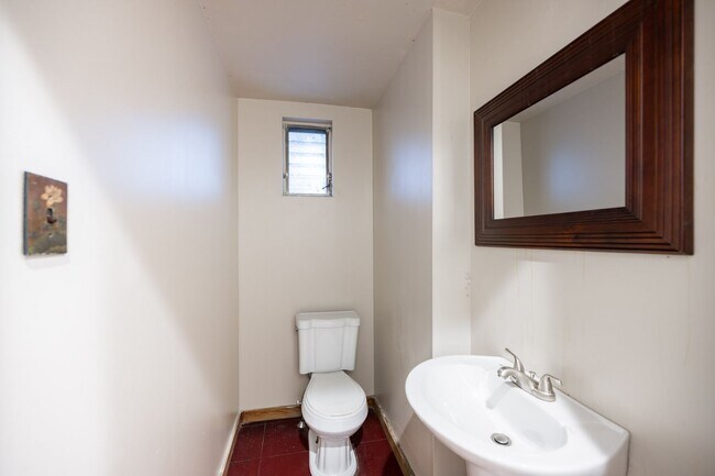 Building Photo - 206 S 43rd St