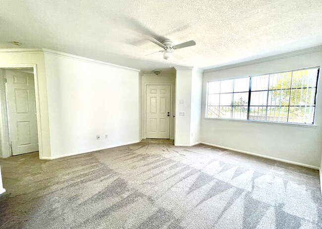 Building Photo - Updated Lower Level Condo in gated Vista W...