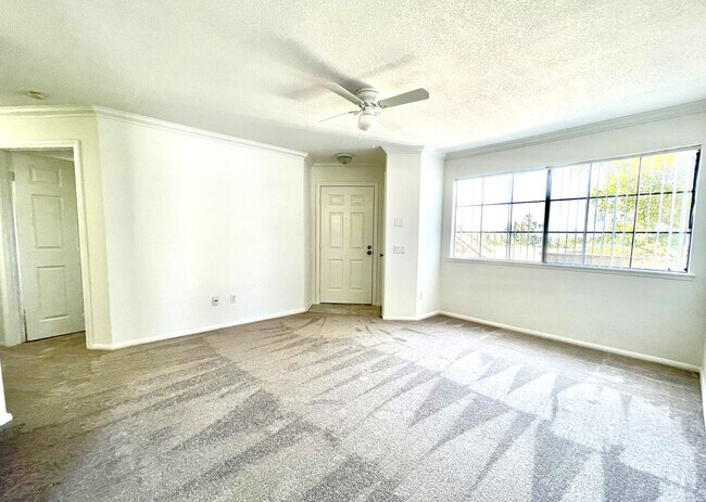Building Photo - Updated Lower Level Condo in gated Vista Way Village!