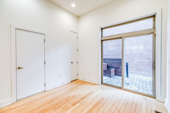 Building Photo - Northern Liberties Townhome with Parking!