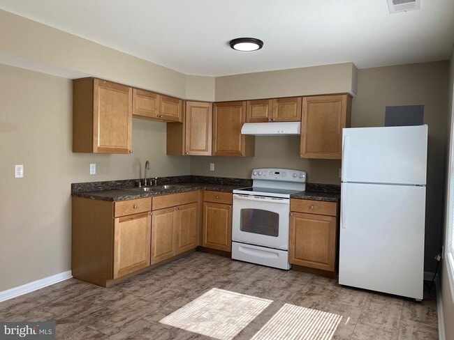 Building Photo - 208 Hackberry Dr