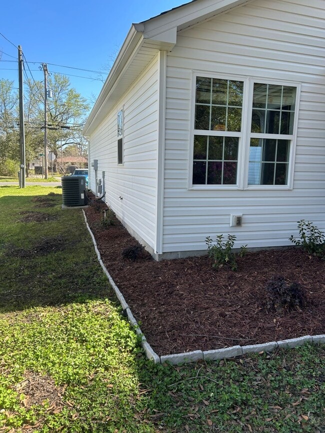 Building Photo - 2099 Oak St