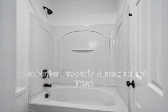 Building Photo - 2 Blue Stone Ln