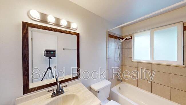 Building Photo - 3660 Brentwood Terrace