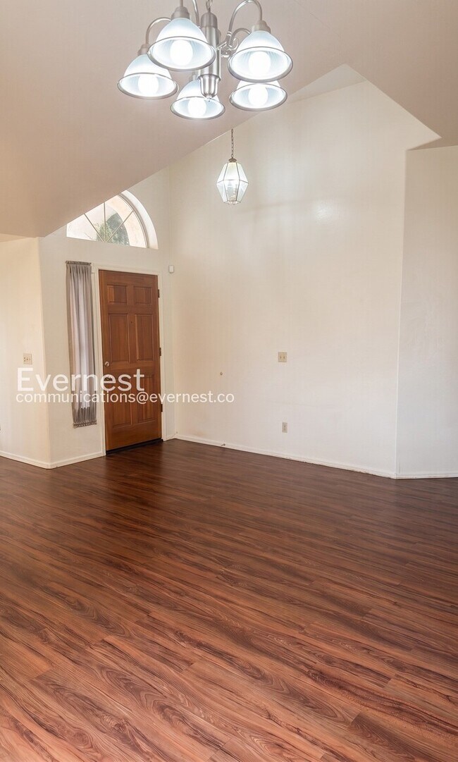 Building Photo - 4 Bed/2 Bath Home with Private Pool & 3-Car Garage / Vouchers Accepted / Available Now!