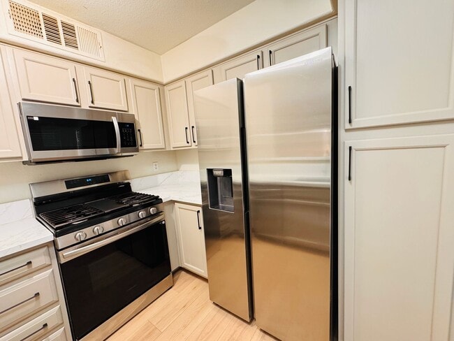 Building Photo - 2 bedroom, 2-bathroom condo for rent