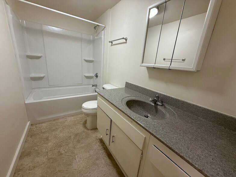 Building Photo - 509 Oak St