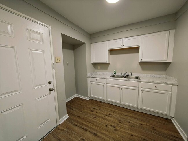 Building Photo - Beautifully updated home in U of M!