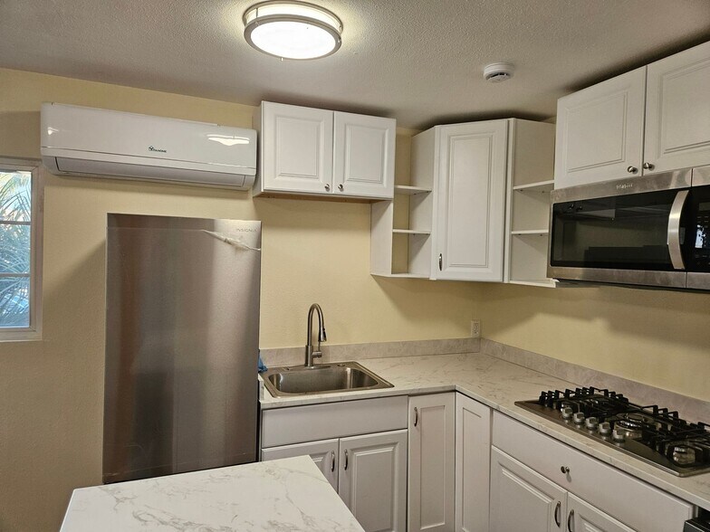 Building Photo - 837 Via Juanita