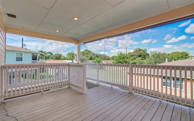 Building Photo - 1705 Bayway Dr